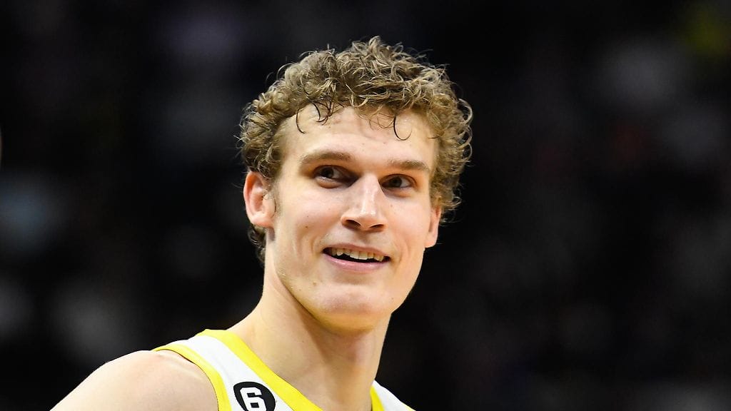 Markkanen treffasi NHL-kolmikon vieraspelin yhteydessä.