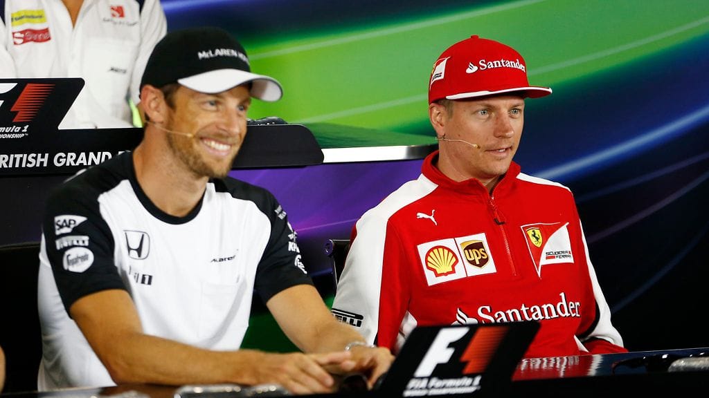Button ja Räikkönen F1-lehdistön edessä vuonna 2015.