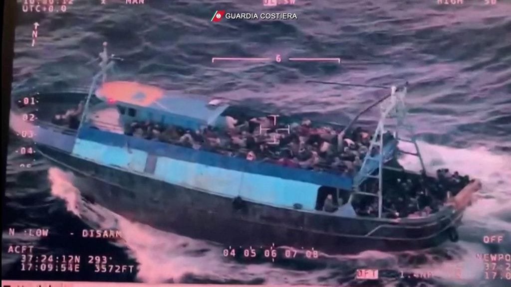 Laaja pelastusoperaatio alkoi eilen, kun kolme ylikuormitettua venettä havaittiin ajelehtimassa Italian rannikolla kohti Etelä-Italian Calabriaa.