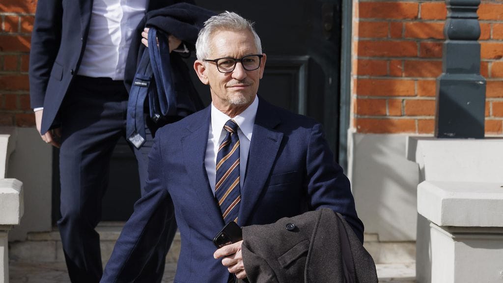 BBC hyllytti Gary Linekerin tämän kritisoitua Twitterissä Britannian konservatiivihallituksen uutta turvapaikkalinjausta.