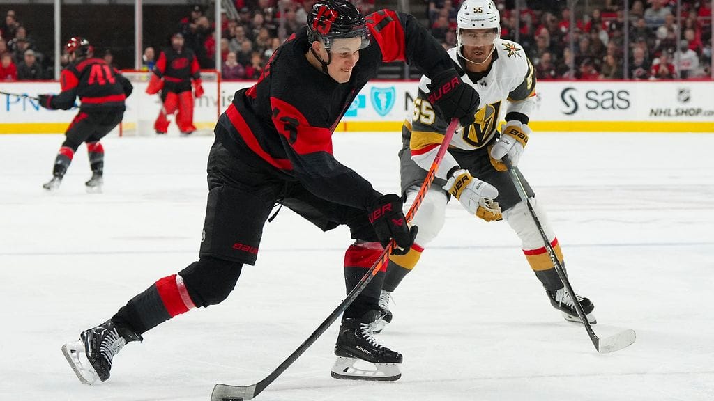 Jesse Puljujärvi laukoi kolme kertaa debyyttiottelussaan Carolinan paidassa.