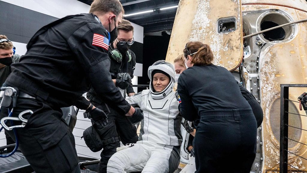 Venäläistä kosmonauttia Anna Kikinaa autettiin ulos aluksesta.