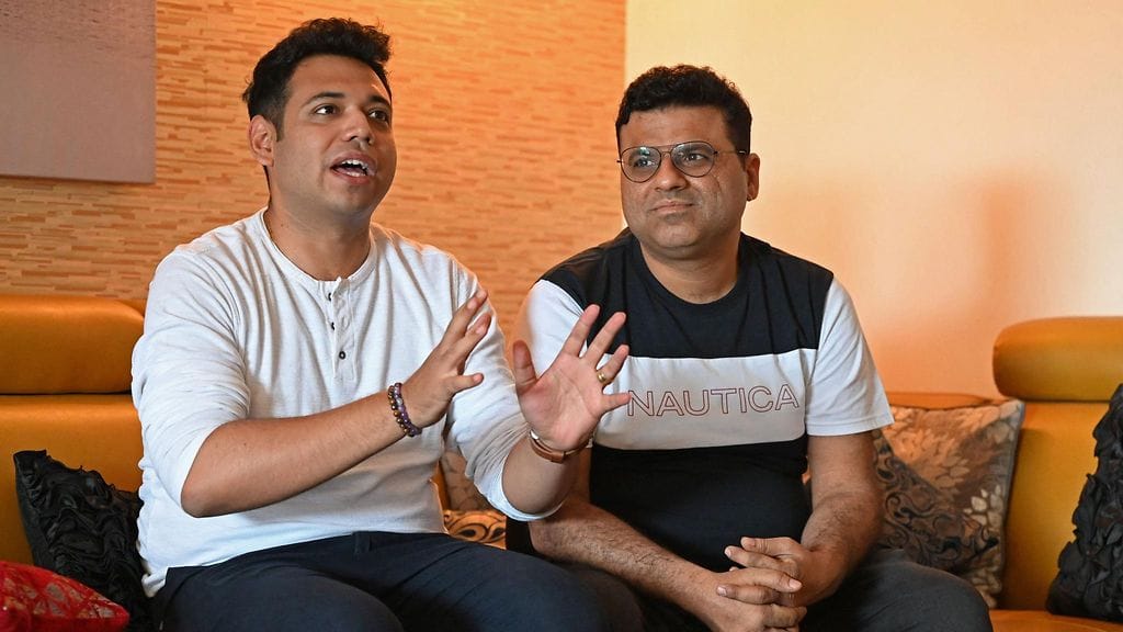 Kuvassa Abhay Dang (vas.) ja Supriyo Chakraborty (oik.).