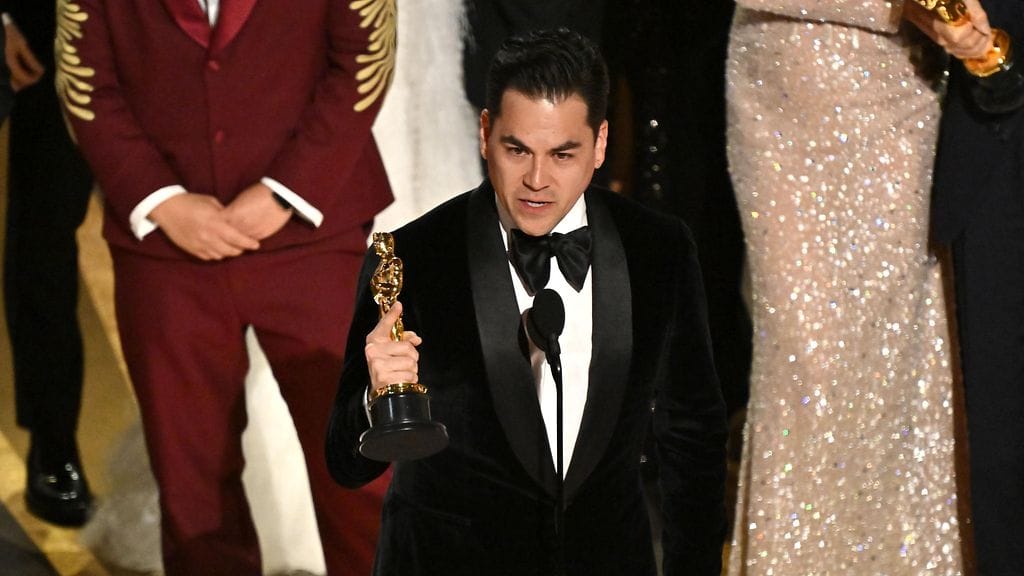 Everything Everywhere All at Once palkittiin parhaana elokuvana.