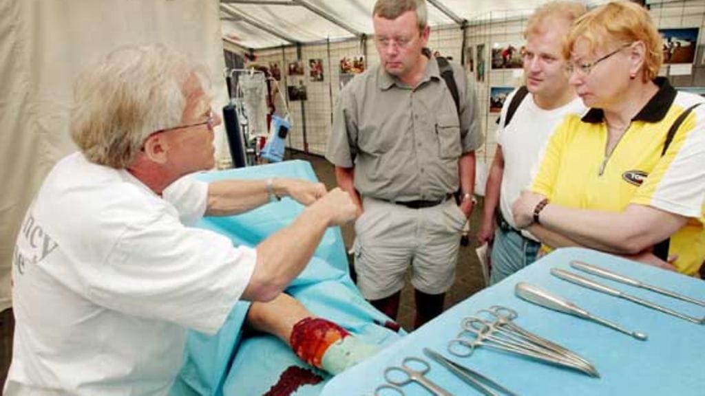 Jorma Salmela esittelee SPR:n kenttäsairaalan toimintaa.