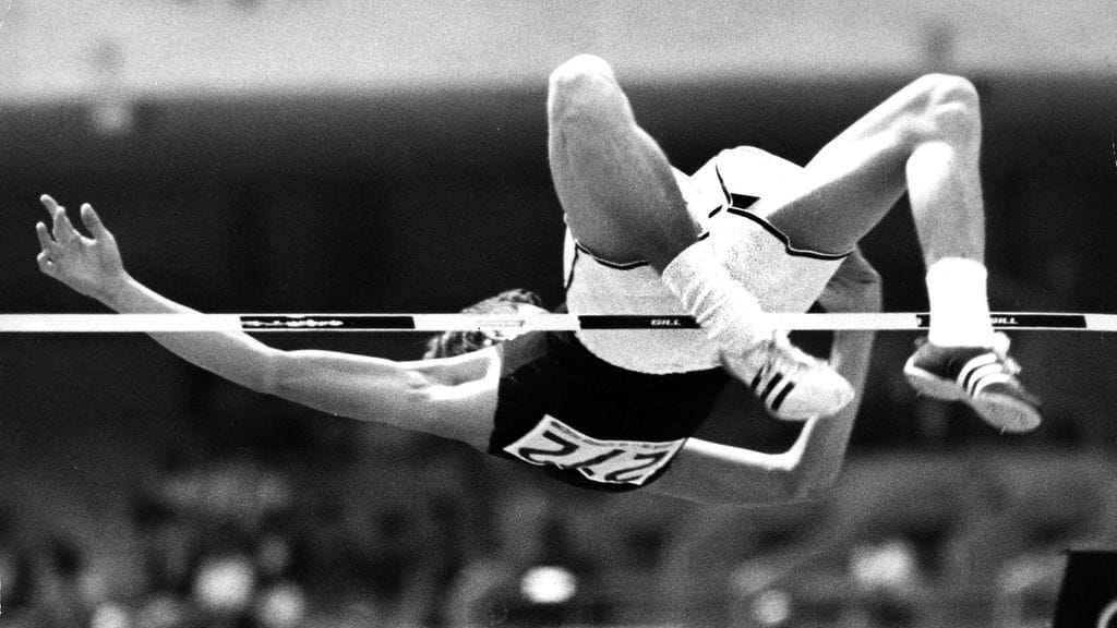 Dick Fosbury hyppäsi kehittämällään floppaustyylillä olympiakultaa Méxicossa 1968.