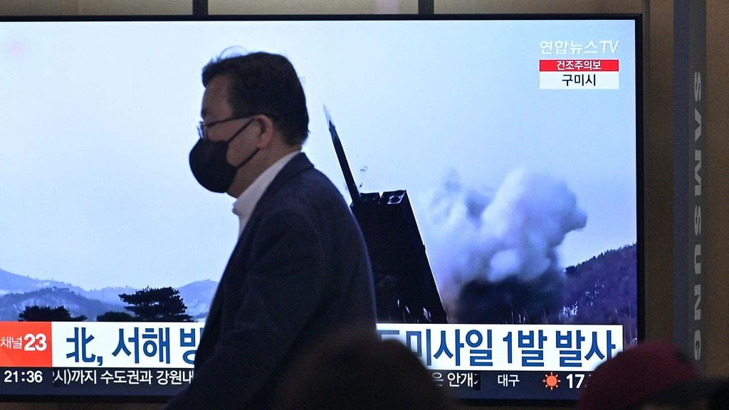 Etelä-Koreassa näytettiin televisiossa kuvaa Pohjois-Korean ohjuskokeesta 9. päivä maaliskuuta.