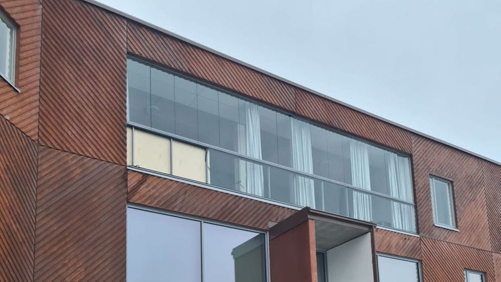 Vaahterakodin ulkoiluparvekkeesta putosi lasi tiistaina. Putoaminen ei aiheuttanut henkilövahinkoja.