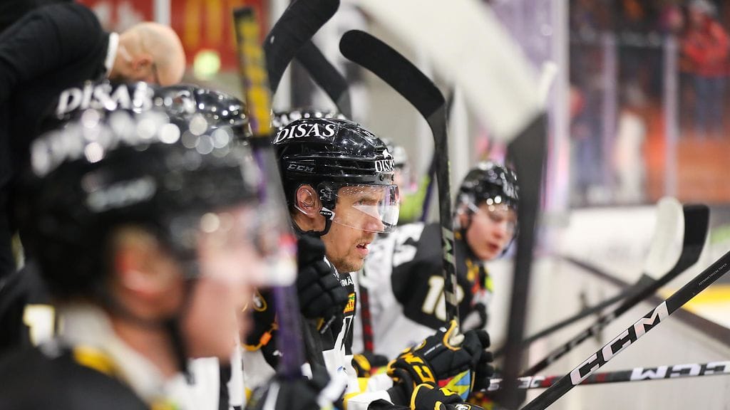 Näihin kuviin tiivistyy Kärppien farssi: Lauri Marjamäki kuin haamu, fanit täysin apaattisina