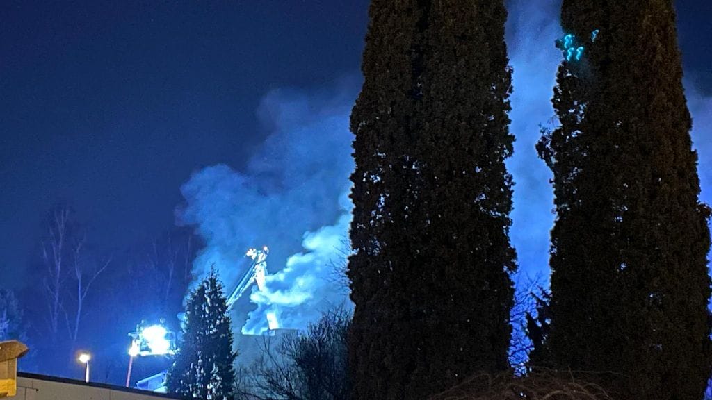 Sammutustöiden arvioidaan kestävän useita tunteja.