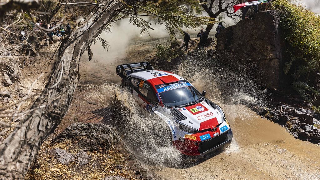 Kalle Rovanperä kaasuttelee kärkikahinoissa Meksikon MM-rallissa.