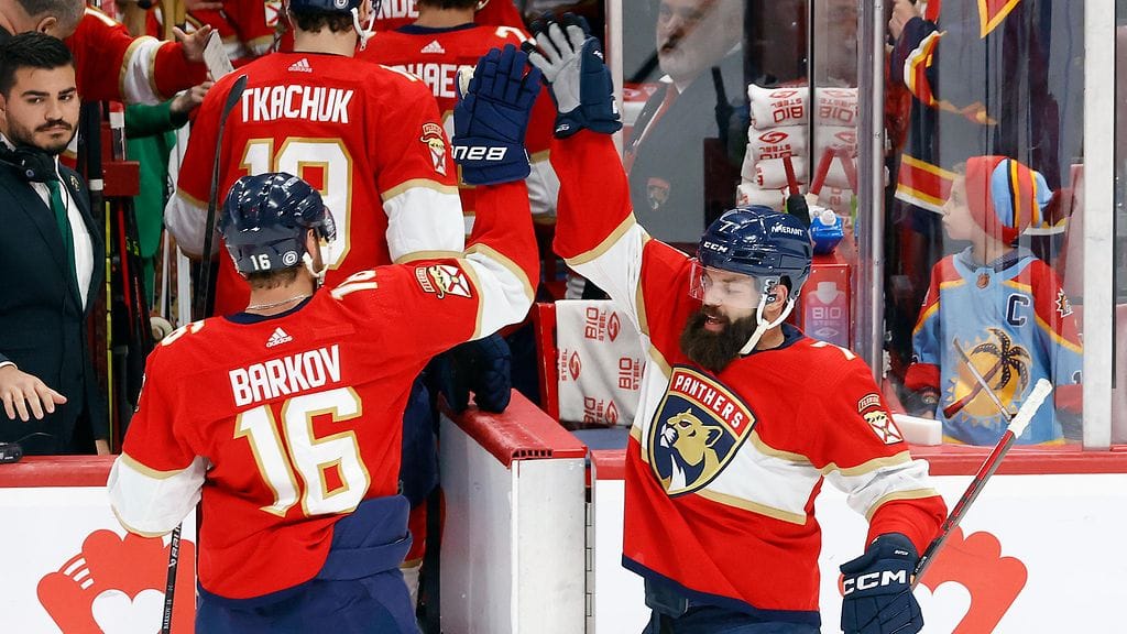 Florida Panthersin kapteeni Aleksander Barkov pääsi juhlimaan maittavaa 9-5-voittoa.