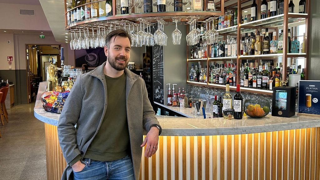 Tuomo Kasanen baaritiskillä