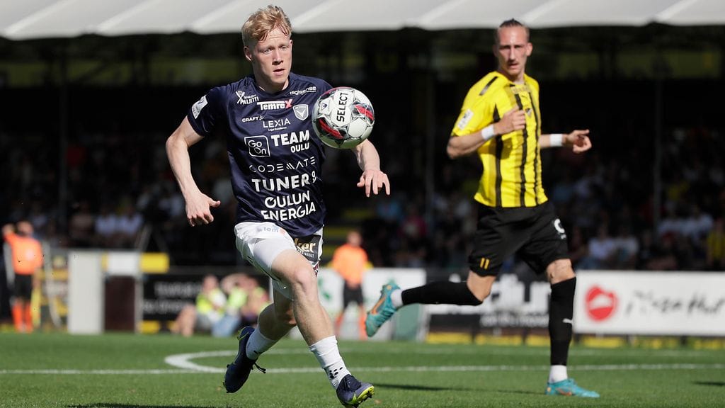 AC Oulun laitapuolustaja Noah Pallas (kuvassa vasemmalla).