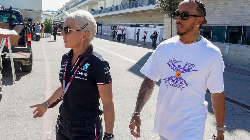Lewis Hamilton (oikealla) ja hänen pitkäaikainen tukijansa Angela Cullen (vasemmalla) lähtevät eri teille.