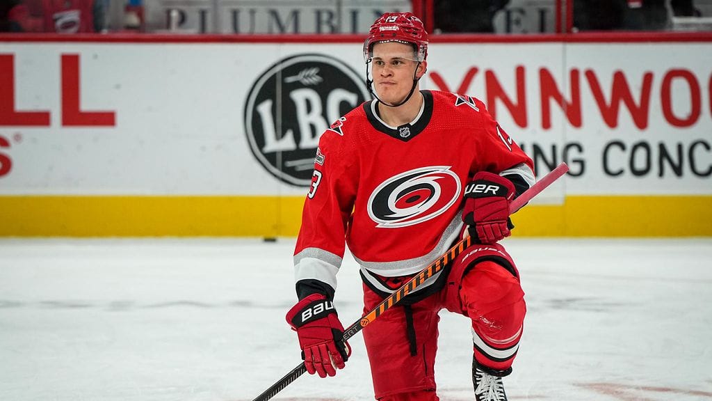 Jesse Puljujärven alku Carolinassa on ollut vaikea. Loukkaantumisten kautta ykkösketjuunkin nostettu suomalainen ei ole toistaiseksi tehnyt tulosta vanhan tutkaparinsa Sebastian Ahon kanssa.