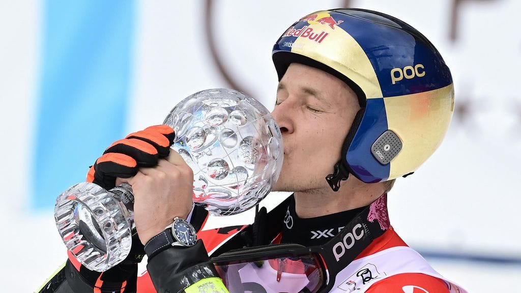 Marco Odermatt pääsi suutelemaan maailmancupin kokonaiskisan voittajalle kuuluvaa kristallipalloa.