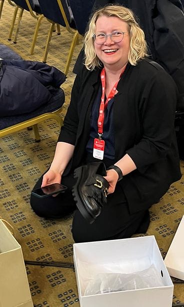 Jenni Gästgivar ja Turkin presidentiltä saadut kengät (1)