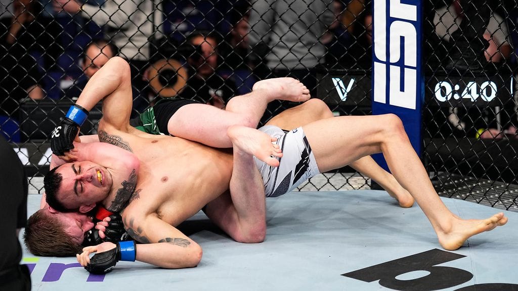 Jack Shore teki Makwan Amirkhanista UFC-ottelussa selvää takakuristuksella.