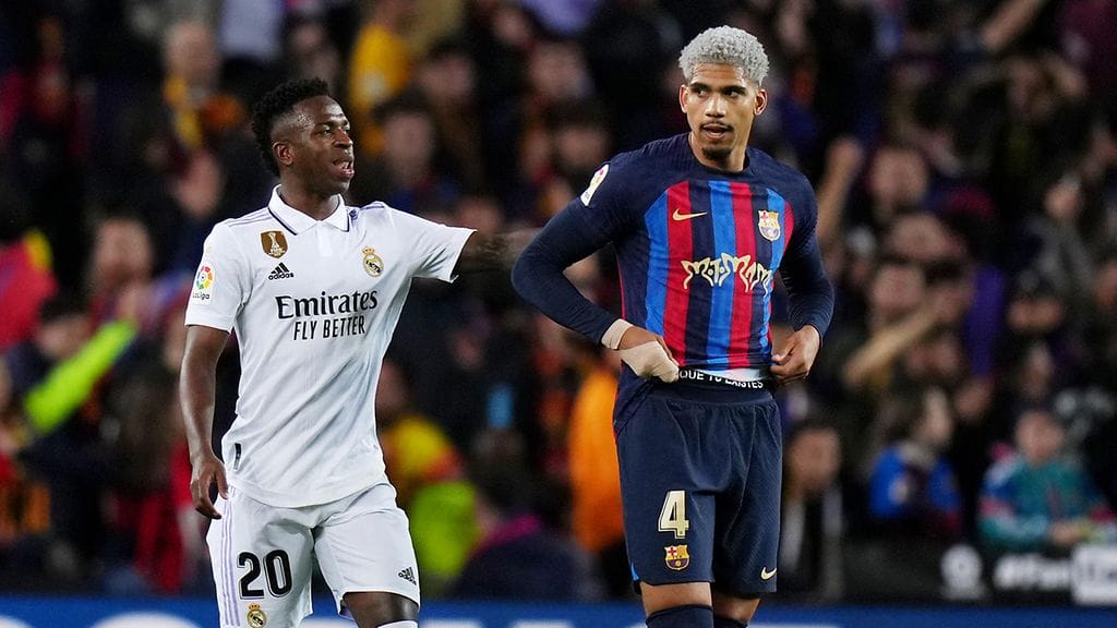 Barcelonan Ronald Araujo puskee pallon omiin – "Realilla käy munkki Camp Noulla"