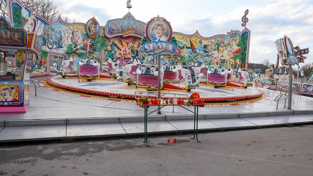 Puukotus tapahtui huvilaitteen edustalla. Ihmiset ovat tuoneet kynttilöitä uhrin muistolle tekopaikan eteen.