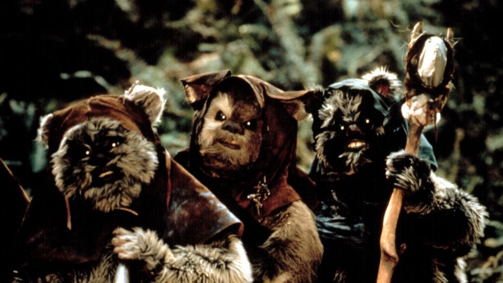 Paul Grant näytteli vuonna 1983 ilmestyneessä Jedin paluussa yhtä Ewokia, jotka näkyvät kuvassa.