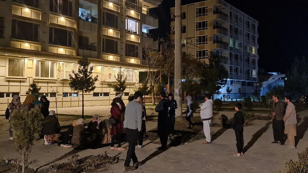 Kerrostalojen asukkaat kerääntyvät talojen ulkopuolelle voimakkaan maanjäristyksen jälkeen Afganistanin pääkaupungissa Kabulissa tänä iltana.