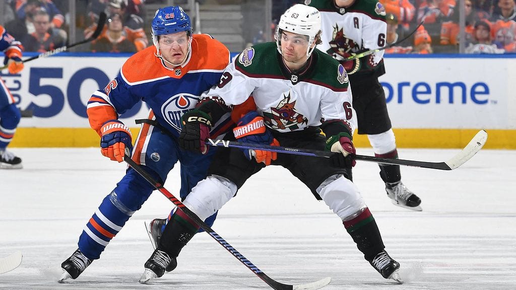 Matias Maccelli (oik.) jatkoi vahvaa tulokaskauttaan NHL:ssä.