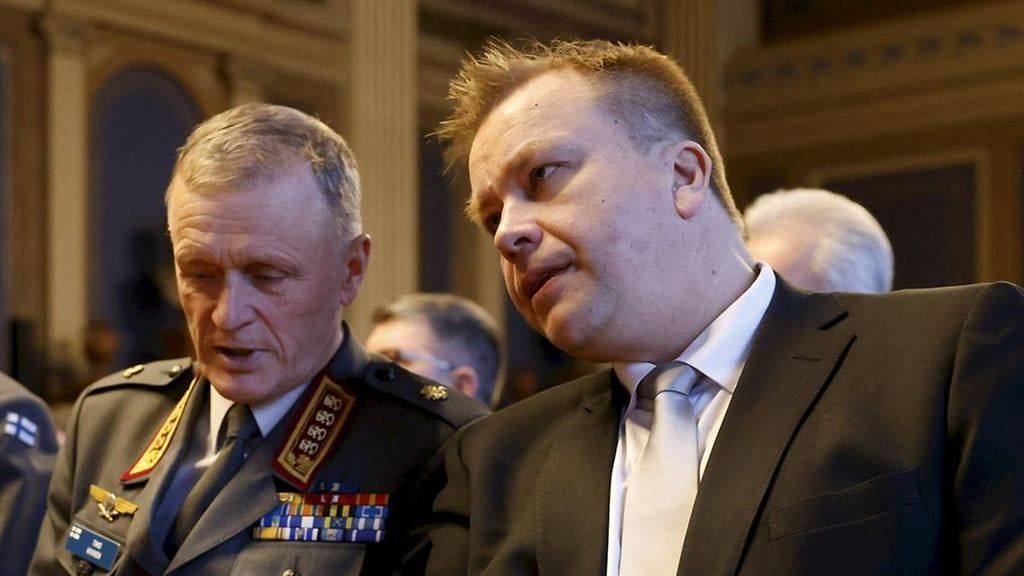 Puolustusvoimain komentaja Timo Kivinen ja puolustusministeri Antti Kaikkonen (kesk.) maaliskuussa 2023.