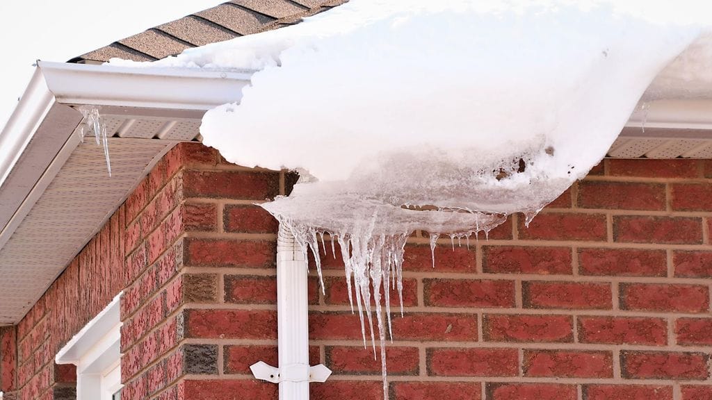Millainen on katon, räystäiden ja syöksytorvien kunto? Tarkasta myös räystäiden kiinnitys, jotta vesi ohjautuu niitä pitkin varmasti maahan, eikä rakenteisiin.