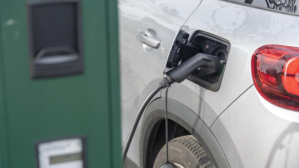 aop sähköauto hybridi lataus lataaminen laturi