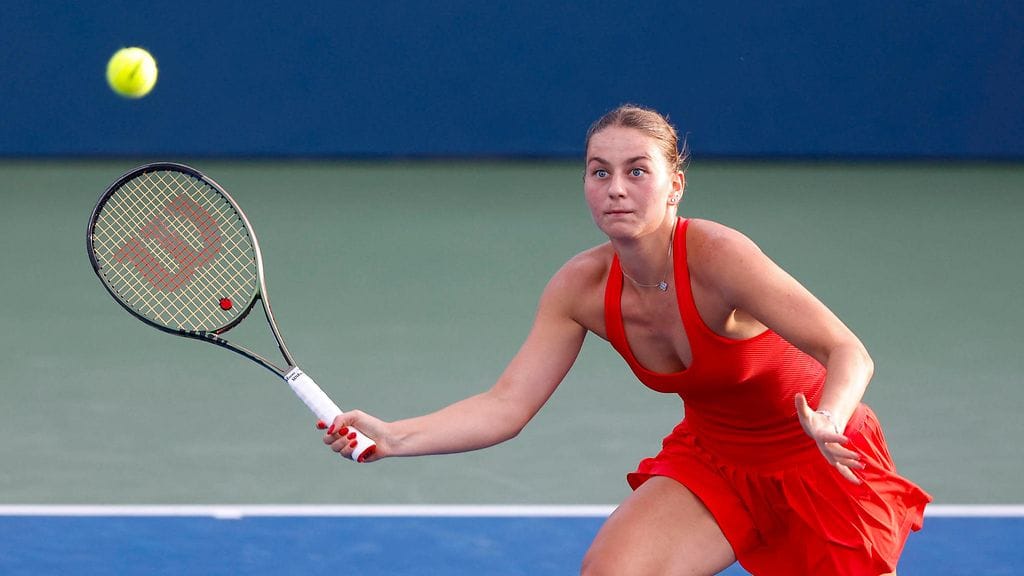 Ukrainalainen Marta Kostjuk ei halunnut kohdata venäläisvastustajaansa ottelun jälkeen.