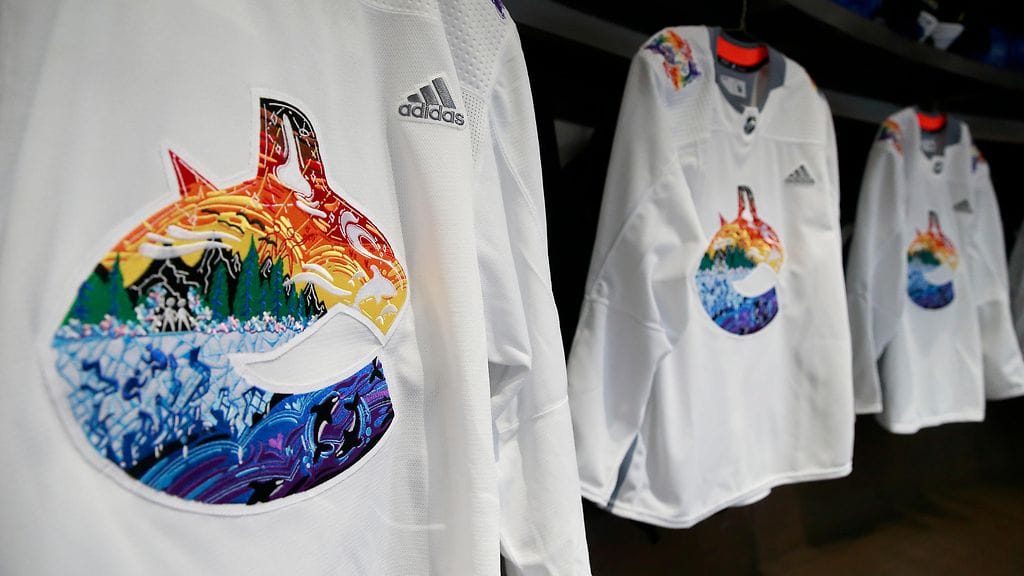 Useat NHL-seurat ovat käyttäneet lämmittelyissään sateenkaaren väreillä varustettuja paitoja. Kuvassa Vancouver Canucksin paidat viime kaudelta.