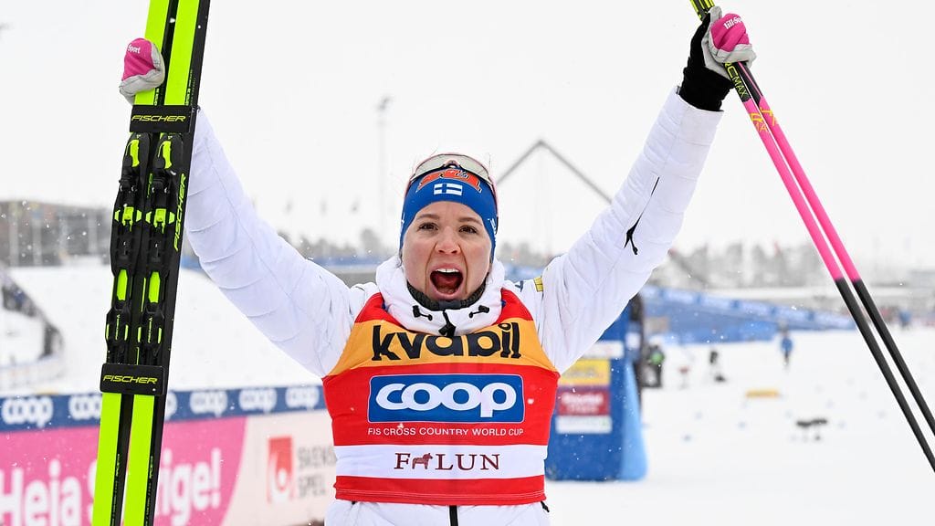 Upea hetki Salpausselällä: Kerttu Niskanen lohduttaa sprintticupin voittotaiston hävinnyttä Nadine Fähndrichiä
