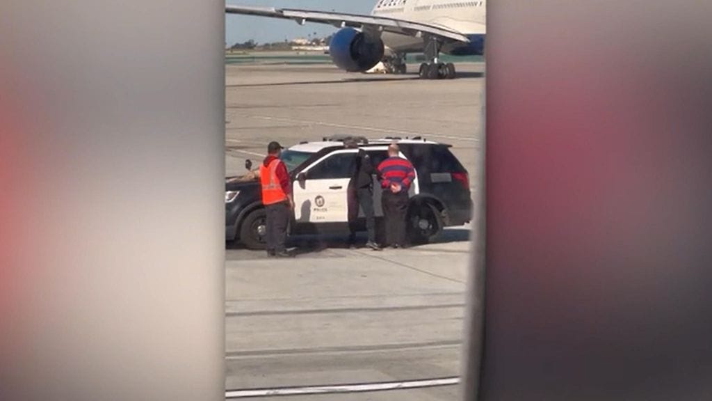 Lentoyhtiön henkilökunta otti liukumäkeä pitkin poistuneen matkustajan kiinni, jonka jälkeen poliisi pidätti hänet.