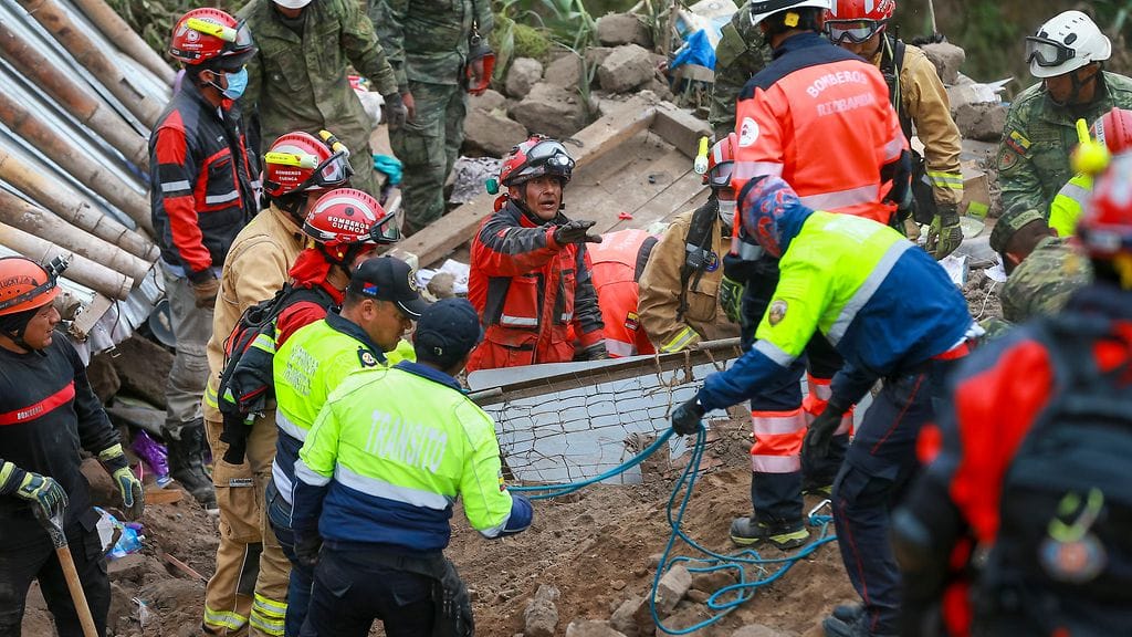 Pelastustyöntekijät yrittävät löytää eloonjääneitä Alausin kaupungissa 27. maaliskuuta 2023.