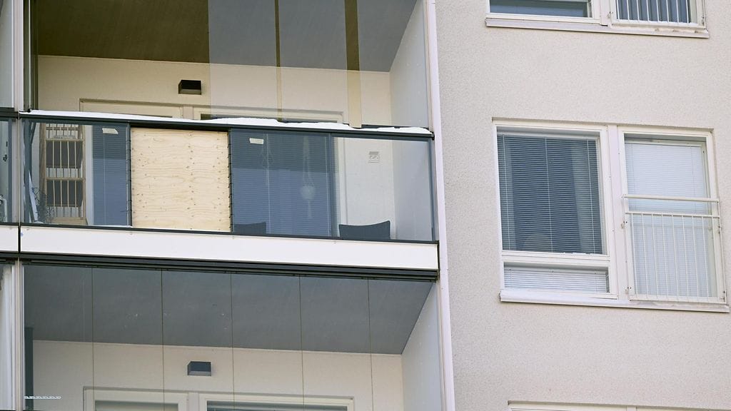 Vantaan Tikkurilassa sijaitseva parveke, jolta nainen putosi.