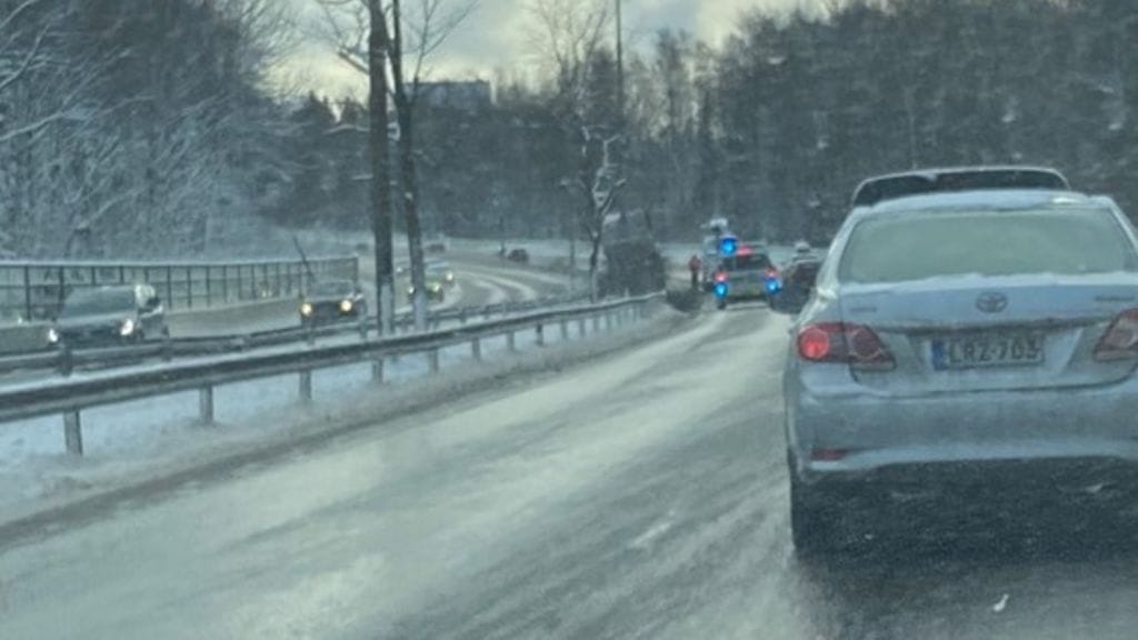 Raskas ajoneuvo ajautui toistaiseksi tuntemattomasta syystä moottoritien keskikaiteeseen.