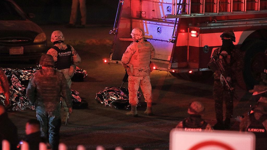 Kuvassa siirtolaisen peitettyjä ruumiita Ciudad Juarezin kansallisen maahanmuuttoinstituutin tiloissa Chihuahuan osavaltiossa Meksikossa tiistaina 28. maaliskuuta 2023.