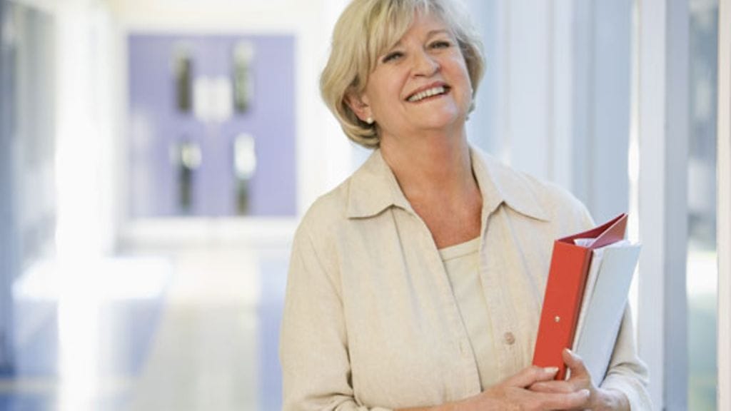 Ikäihmisten yliopisto mahdollistaa opiskelun myös vanhemmilla päivillä. Kuvituskuva.