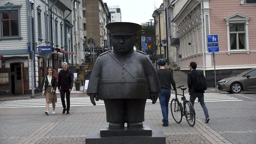 Kuvassa Oulun torilla oleva Toripoliisi-patsas. Patsas on kuvanveistäjä Kaarlo Mikkosen käsialaa vuodelta 1987. Kuva on vuodelta 2021.