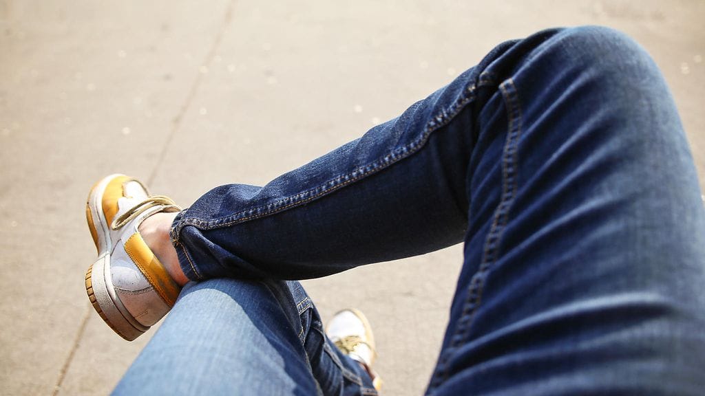 mies jalat ristissä