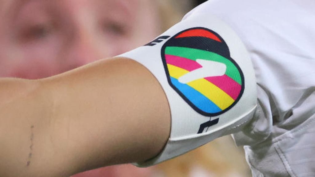 Kansainvälinen jalkapalloliitto Fifa kielsi One Love -nauhat myös naisten MM-kilpailuista.