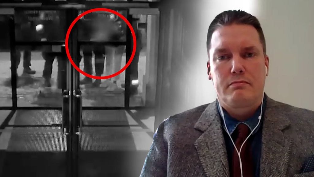 Oikeusoppinut osoittaa 16-vuotiaan pidätysvideolta useita kohtia, joissa poliisin voimankäyttö menee yli