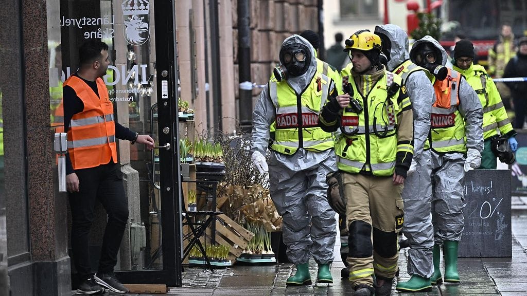 Poliisi, pommiteknikot ja pelastuspalvelu saapuivat Malmön keskustassa sijaitsevaan lääninhallitukseen.