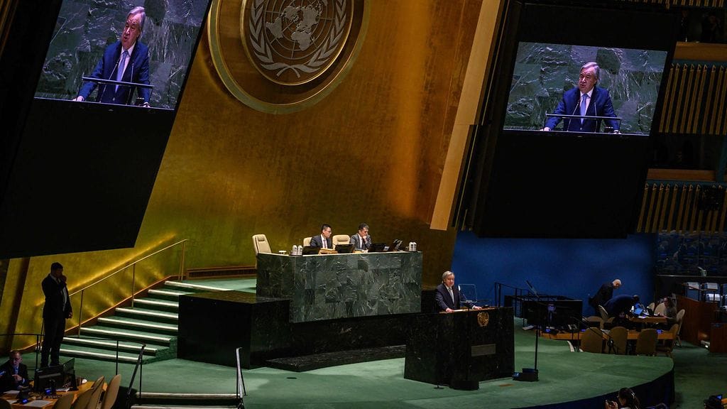 YK:n pääsihteeri Antonio Guterres puhui YK:n päämajassa ennen äänestystä päätöslauselmasta, jonka tavoitteena on torjua ilmaston lämpenemistä.