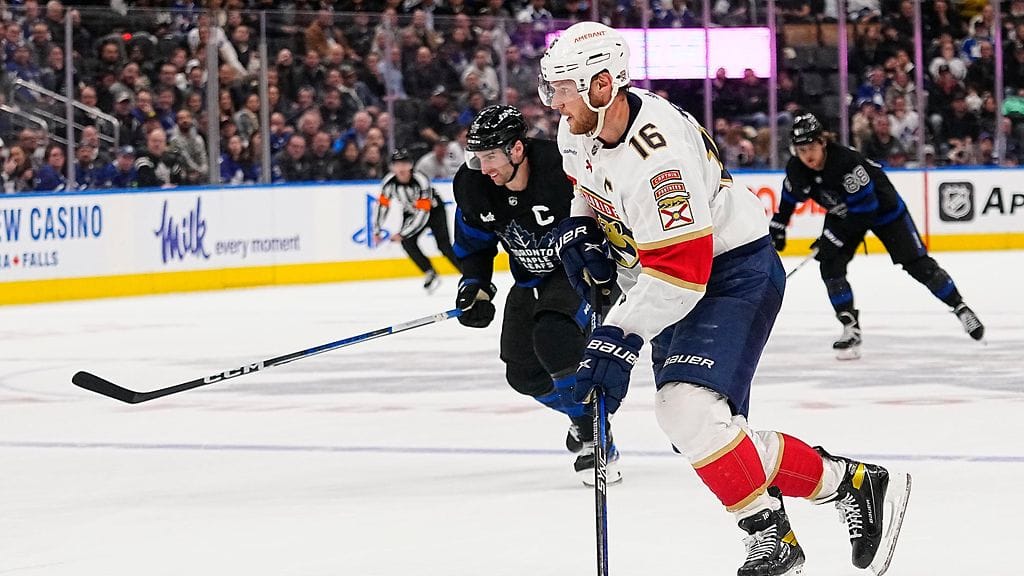 Aleksander Barkov  tarjoili namusyötön Brandon Montourille.