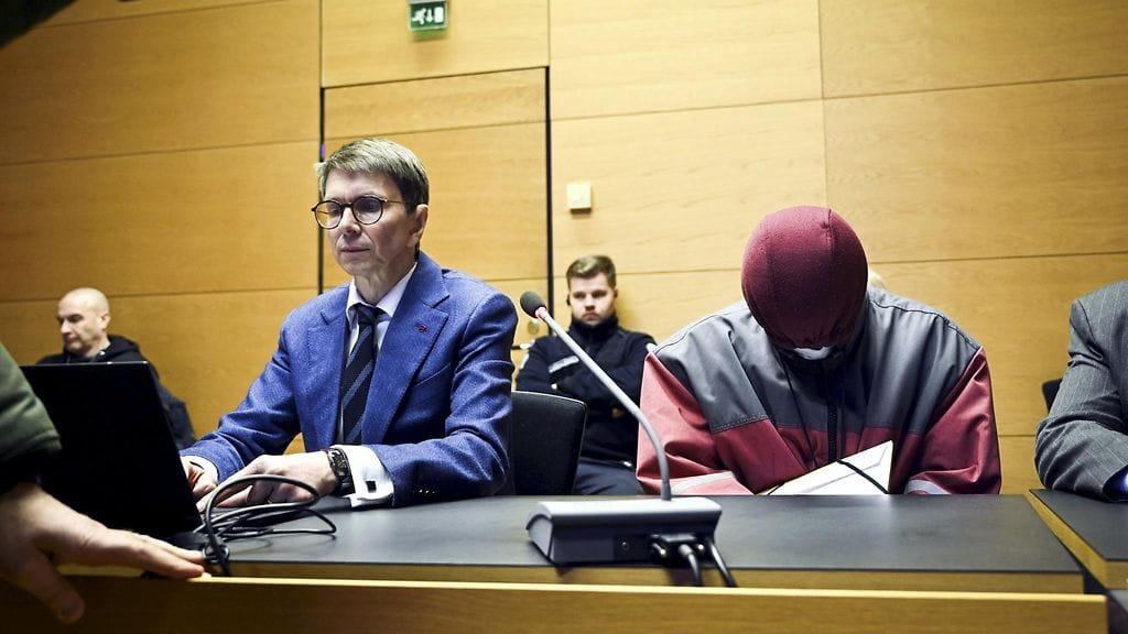 Helsingin käräjäoikeudessa alkoi 30. maaliskuuta 2023 oikeuskäsittely, jossa parikymppistä espanjalaismiestä syytetään kouluttautumisesta terrorismirikoksen tekemistä varten. Vasemmalla oikeusavustaja Joonia Streng.