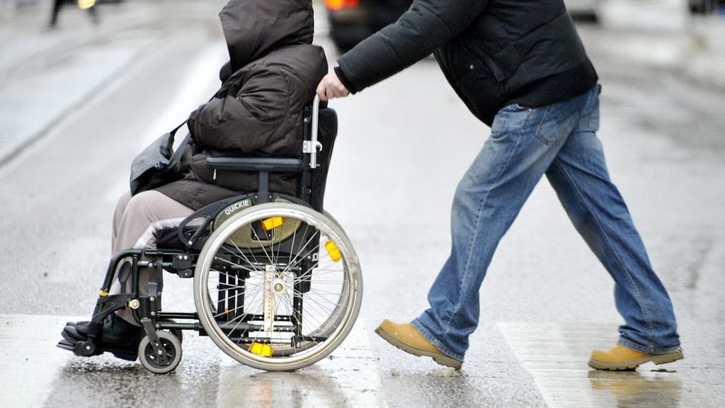 Vanhemmilla ihmisillä toimintarajoitteet liittyvät useimmiten liikkumiseen, kun nuoremmilla rajoitteet liittyvät keskittymiseen tai muistamiseen. Kuvituskuva.