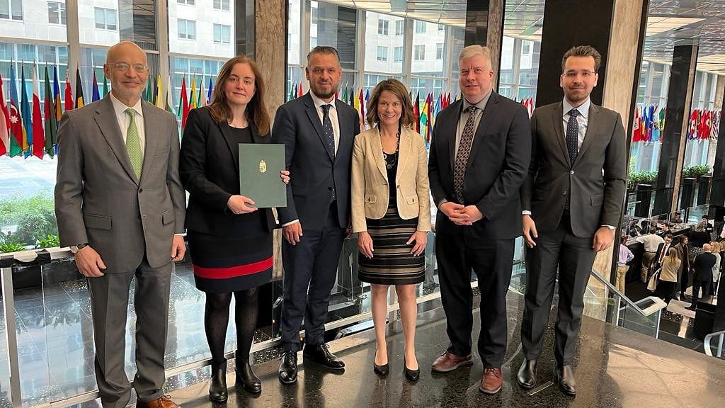 Kuvakaappaus Unkarin Washingtonin suurlähettiläs Szabolcs Takácsen tviitistä.